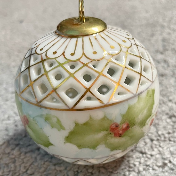 Hand Painted Signed Vintage Ceramic Christmas Ornament Gilded Holly & Berries - Picture 4 of 7